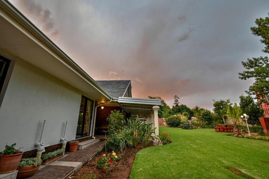 Iszis Guest House Bloemfontein Exteriör bild